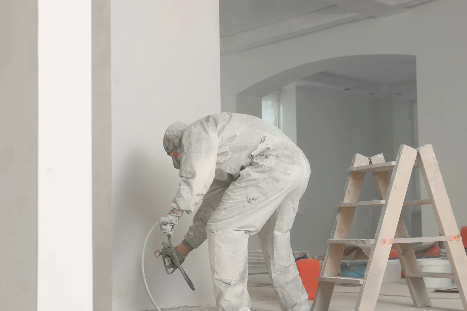 Pintor trabajando en el interior de una vivienda de Mutilva